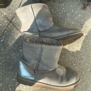 MARKDOWN! Orig $155 UGG Metallic Boot •big Girl sz 5 SILVER BARGAIN!